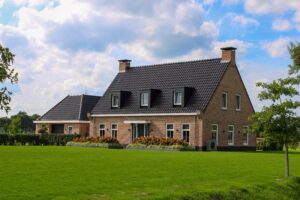 Voorzijde van de vrijstaande woning aan de Stegenhoekweg in Haaksbergen met bakstenen gevel en donkere dakpannen