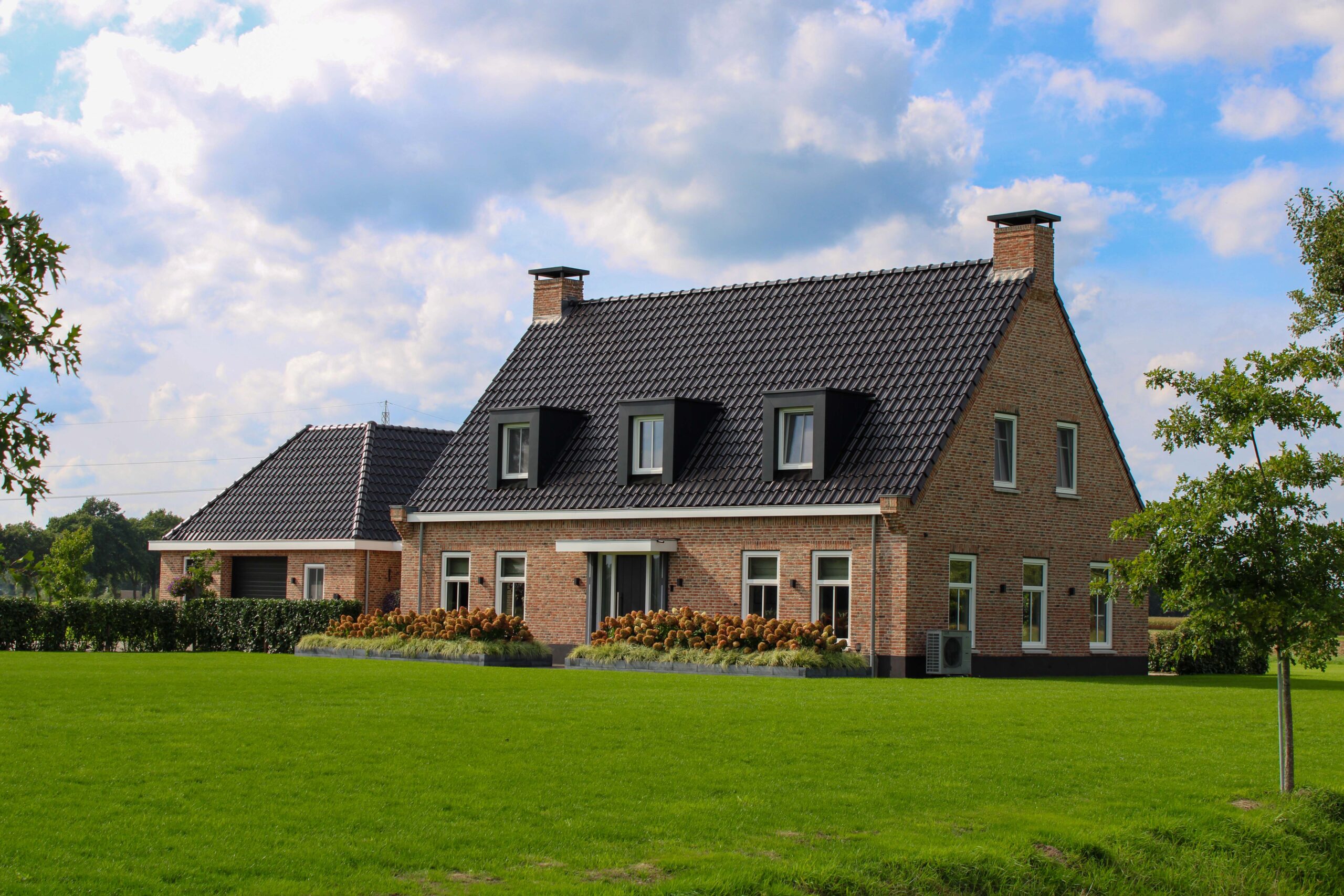 Voorzijde van de vrijstaande woning aan de Stegenhoekweg in Haaksbergen met bakstenen gevel en donkere dakpannen