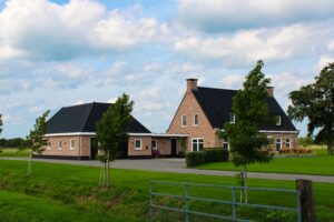 Zijaanzicht van de vrijstaande woning aan de Stegenhoekweg in Haaksbergen met ruime tuin en landelijke omgeving