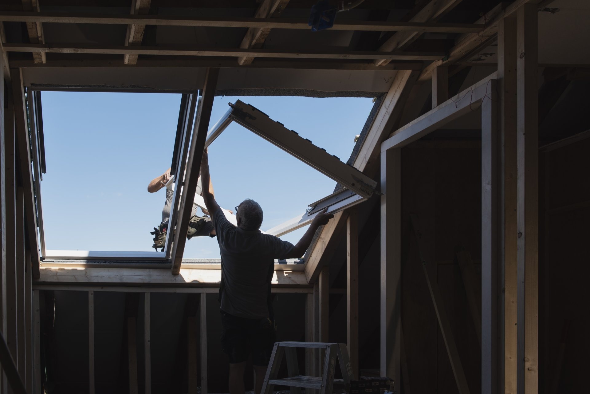 dakrenovatie-woonboerderij-diepenheim-plaatsen-dakraam Plaatsen van dakraam tijdens renovatie van woonboerderij in Diepenheim