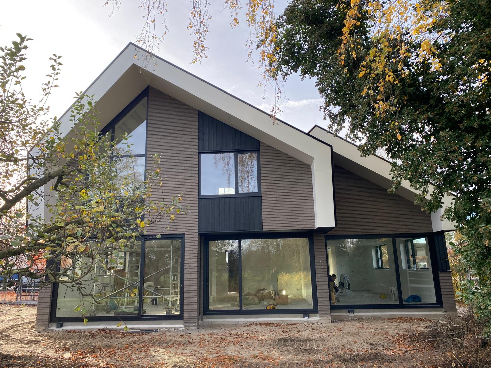 Achterzijde van een moderne nieuwbouw woning aan de Goorsestraat in Hengevelde met grote raampartijen en eigentijdse architectuur.