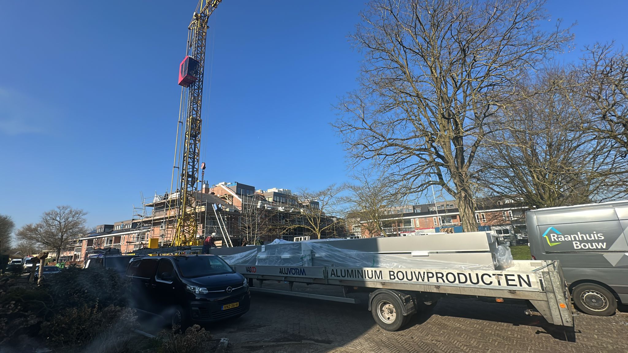 Bouwplaats met kraanopstelling tijdens de renovatie en verduurzaming van het appartementencomplex in Neede.