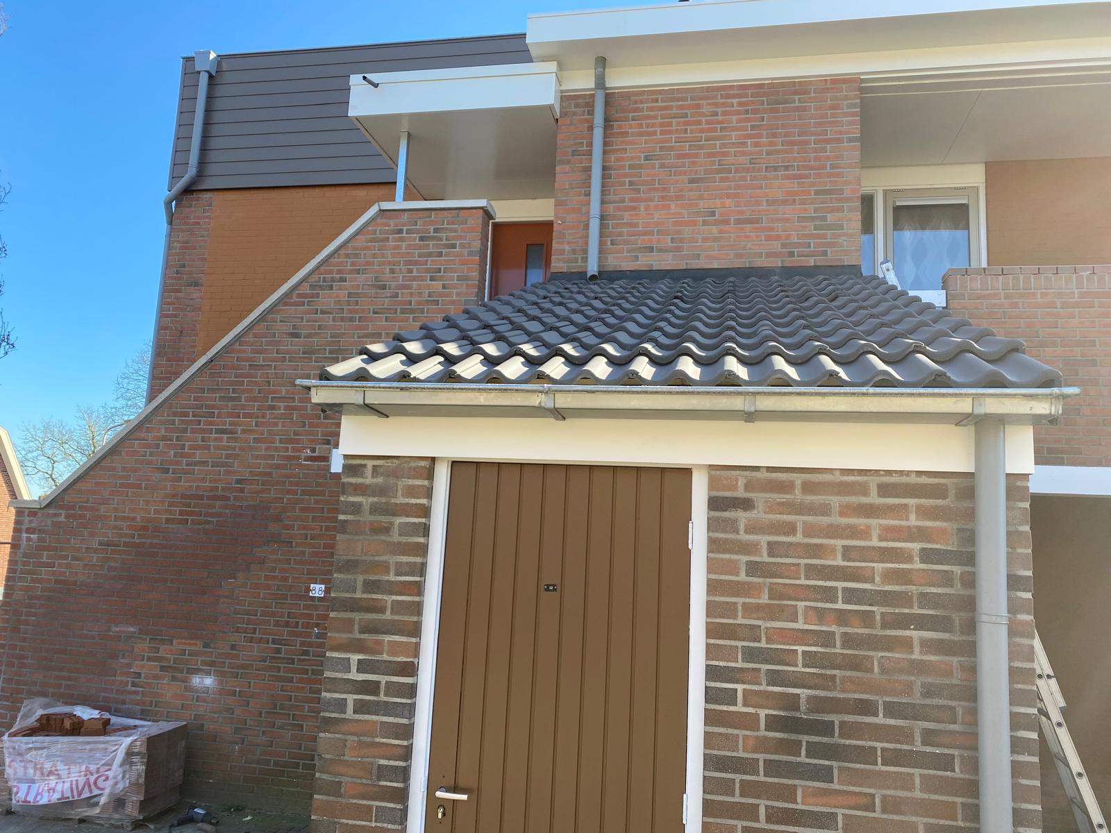 Detail van de vernieuwde gevelafwerking en entree van de appartementen in Neede.