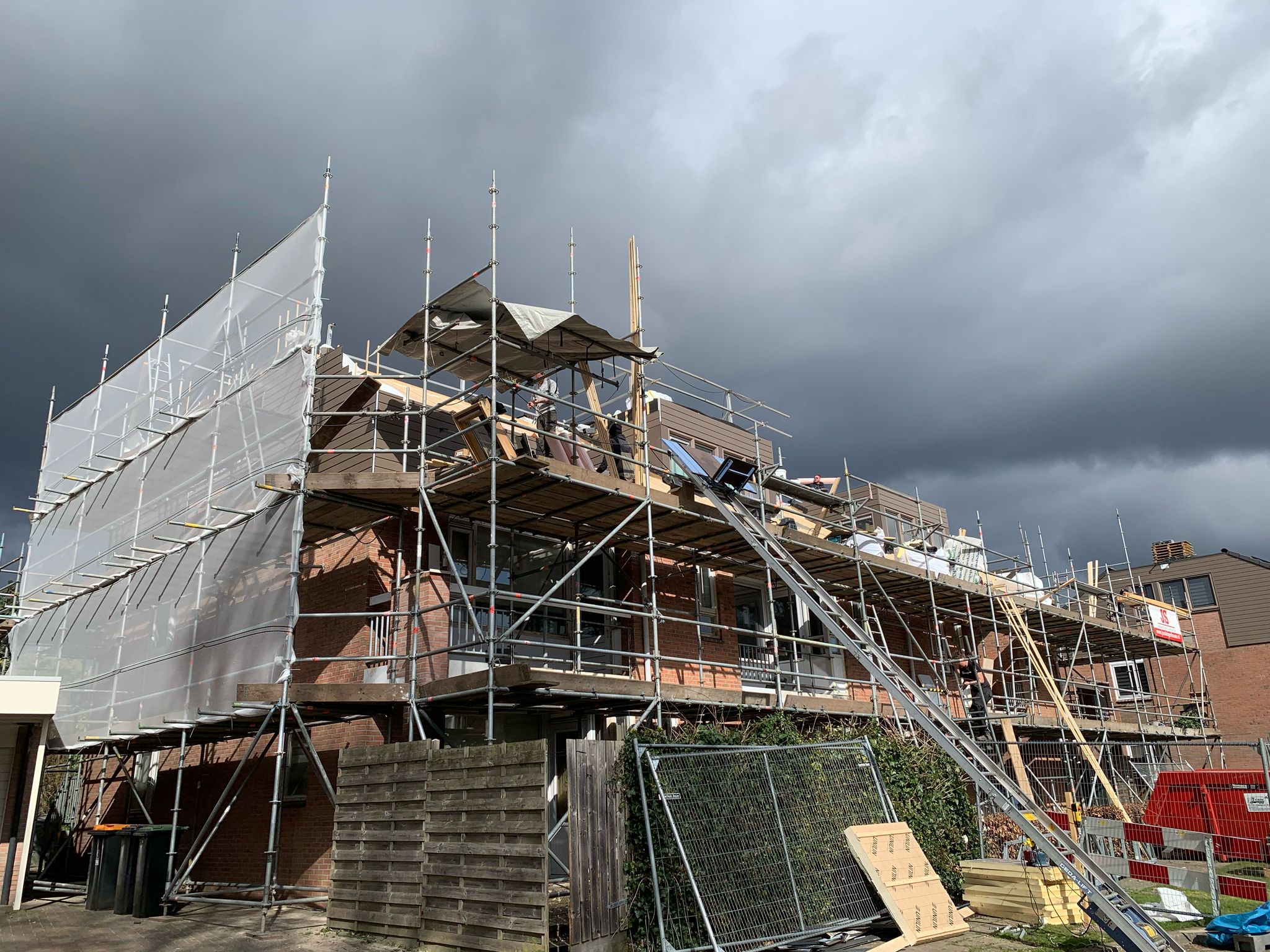 Renovatiewerkzaamheden aan de gevel van het appartementencomplex tijdens de verduurzaming in Neede.