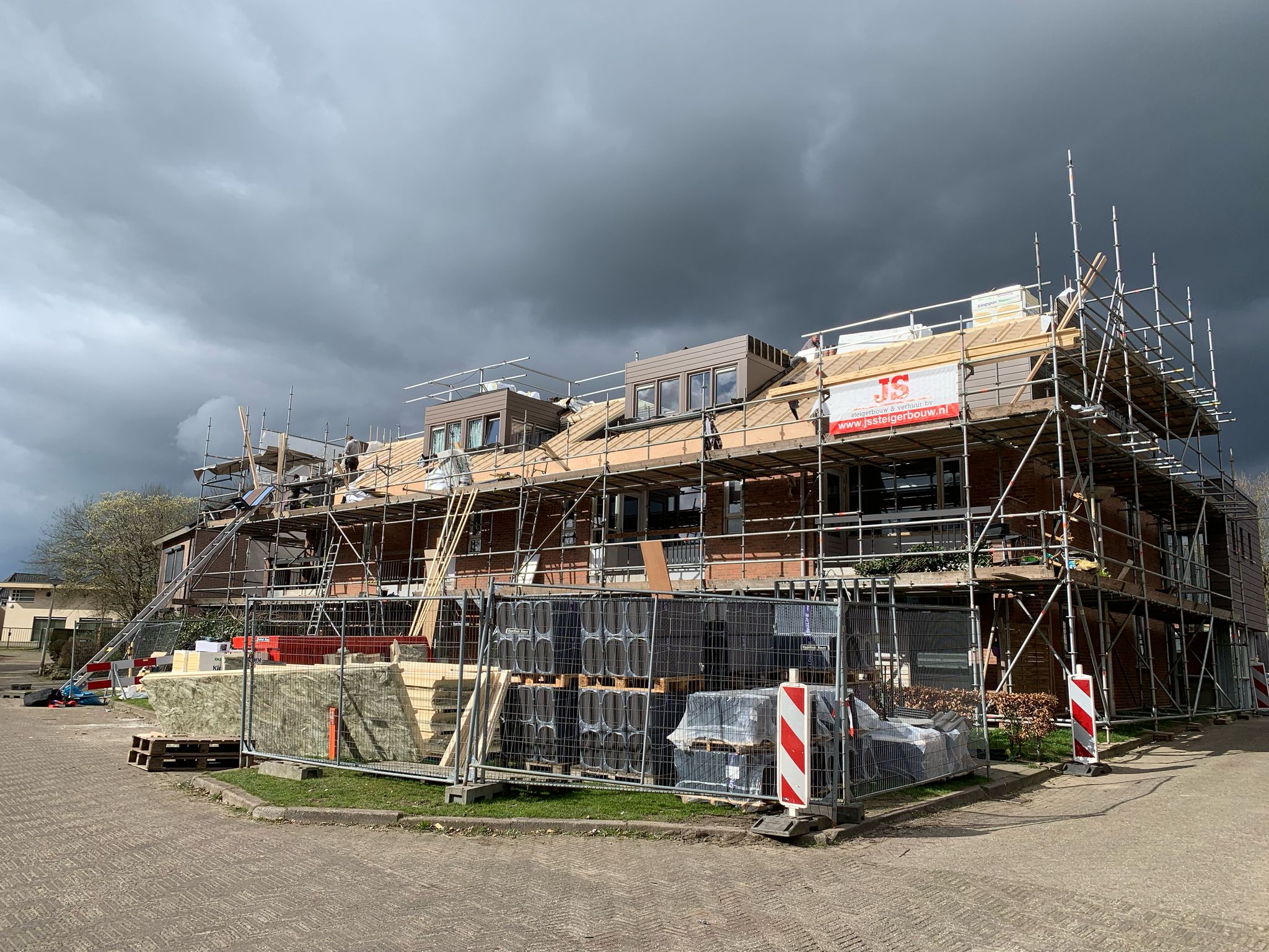 Gevelrenovatie van appartementen aan de Thoomsenweg in Neede met steigerwerk tijdens de uitvoering.