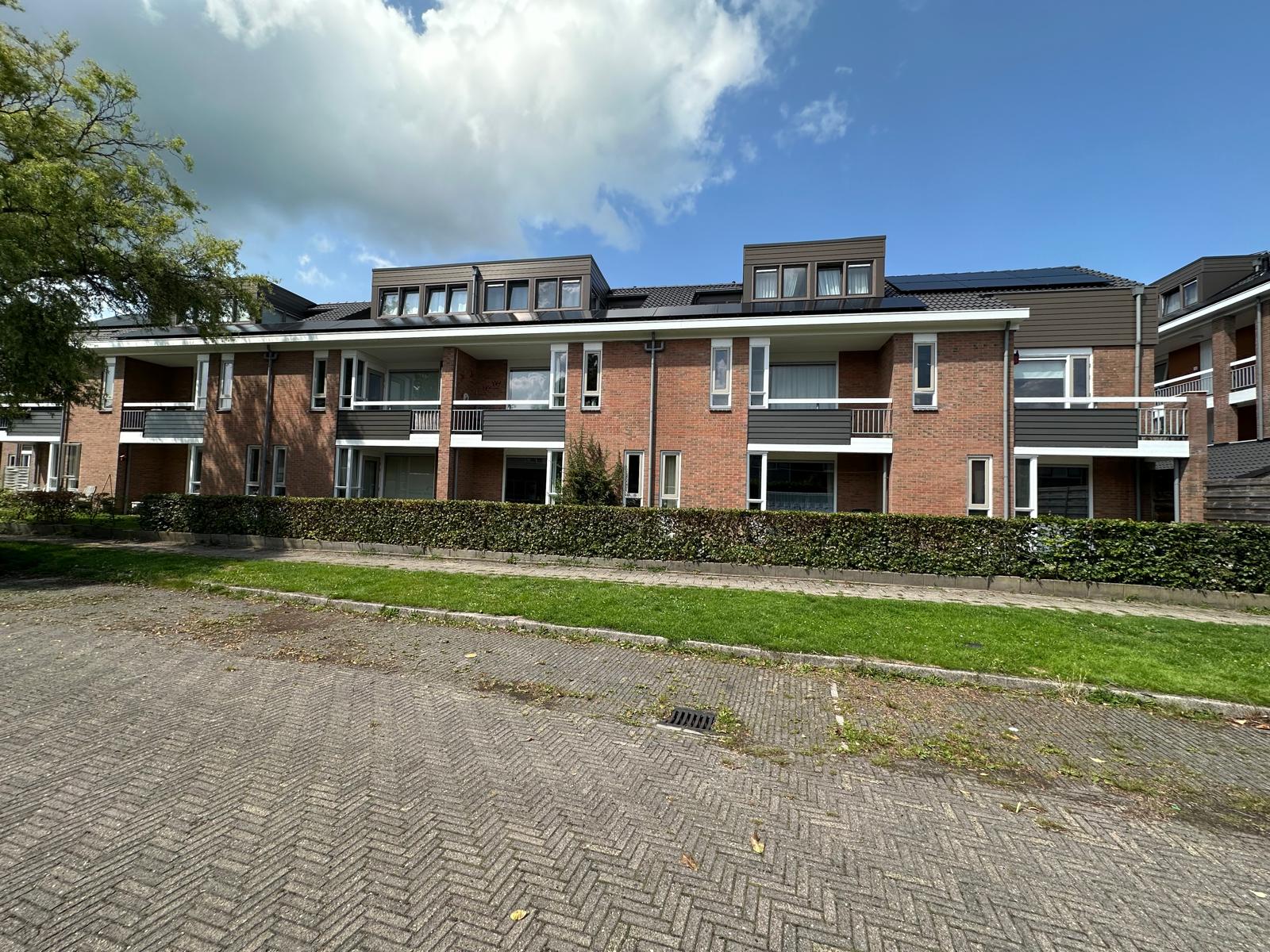 Overzicht van de vernieuwde voorgevel van de appartementen aan de Thoomsenweg in Neede.