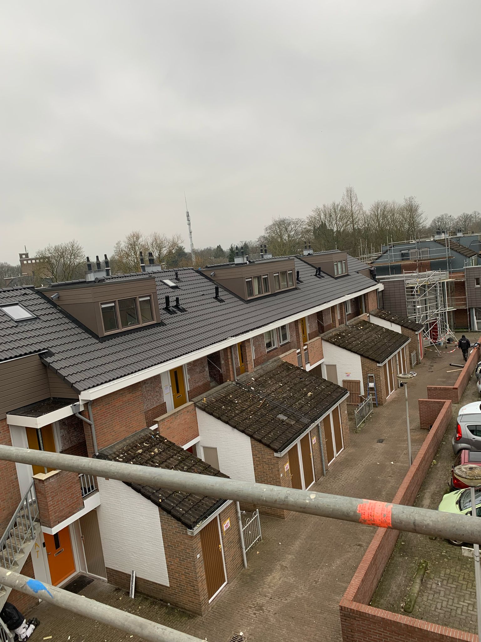 Voorterrein en vernieuwde gevel van het verduurzaamde appartementencomplex in Neede.