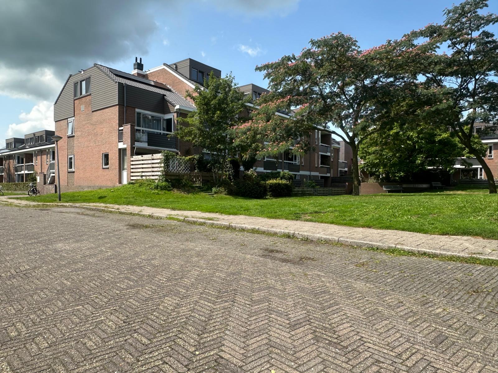Zijgevel van het gerenoveerde appartementencomplex aan de Thoomsenweg in Neede na de verduurzaming.