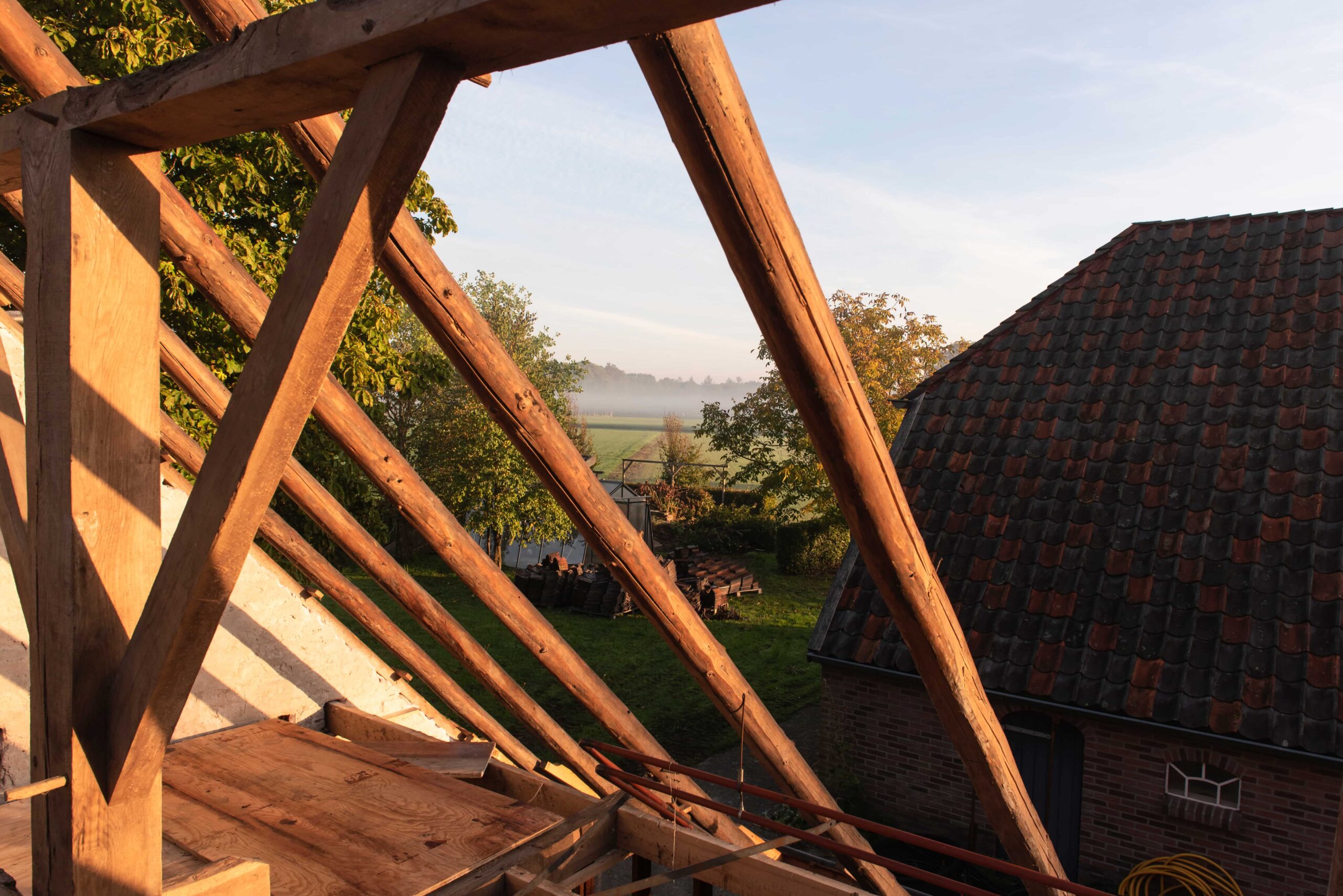 dakrenovatie-woonboerderij-diepenheim-dakconstructie-uitzicht