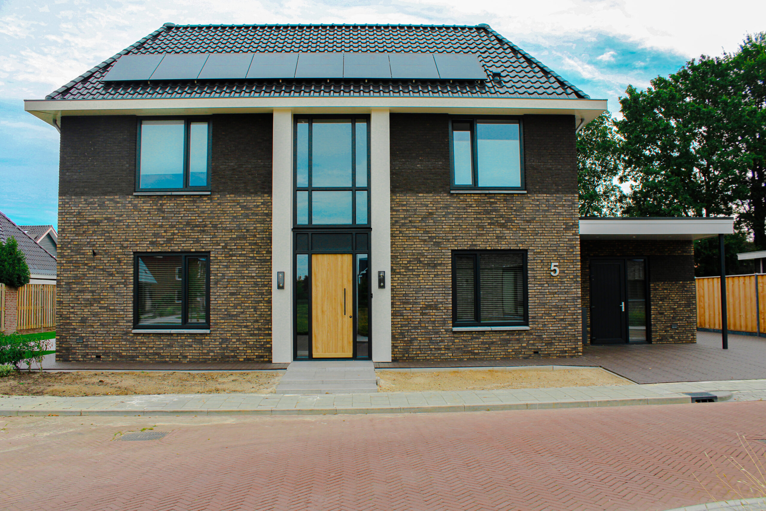 Vooraanzicht van vrijstaande nieuwbouwwoning De Marke 3 met schilddak en zonnepanelen
