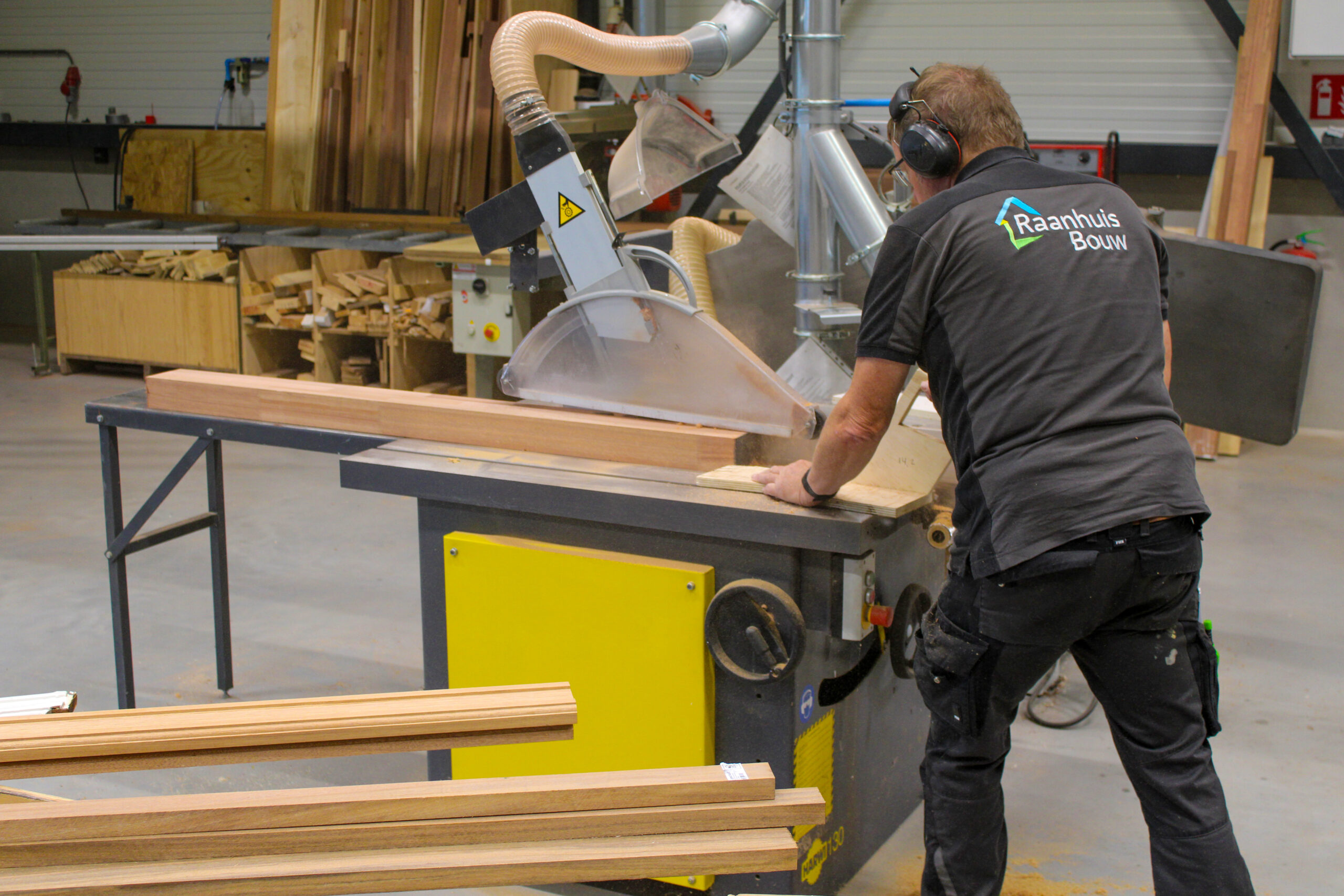 Machinaal timmerman aan het werk bij Raanhuis Bouw