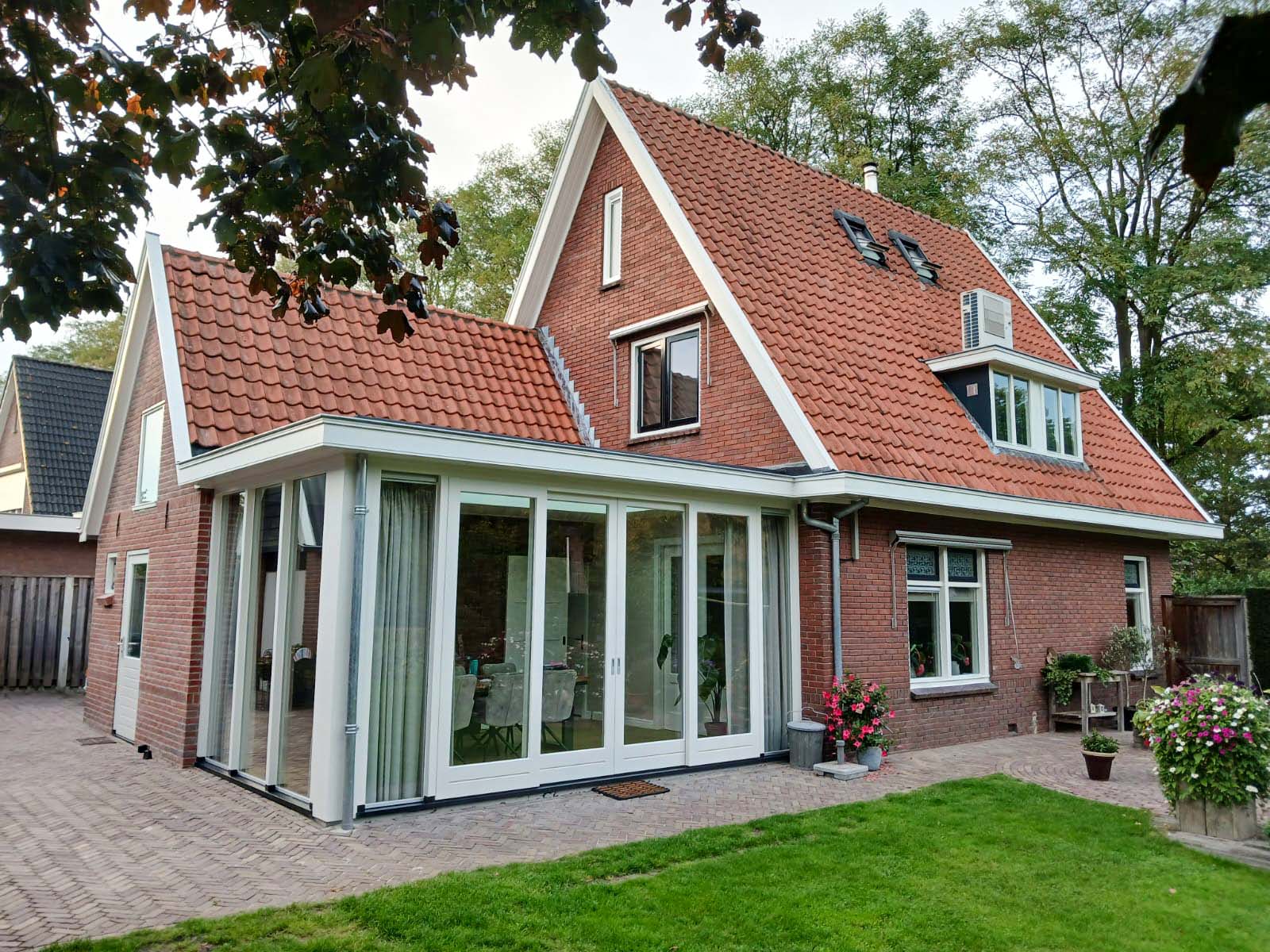 Aanbouw aan een bestaande woning in Neede met grote glazen schuifpui