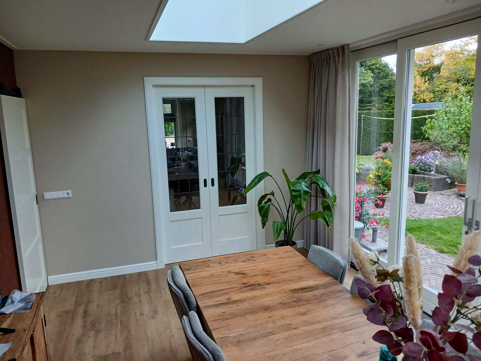 Eethoek na de aanbouw van een woning in Neede door Raanhuis Bouw