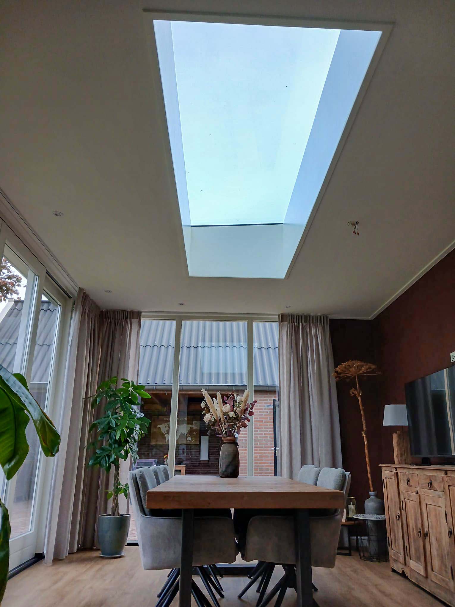 Lichtstraat in het plafond van de aanbouw tijdens de verbouwing in Neede