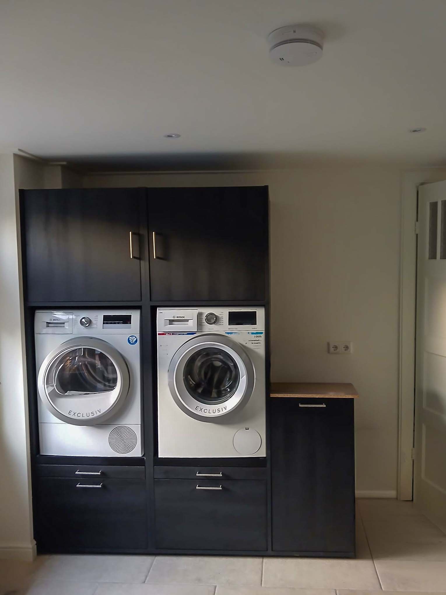 Wasruimte met ingebouwde kast voor wasmachine en droger